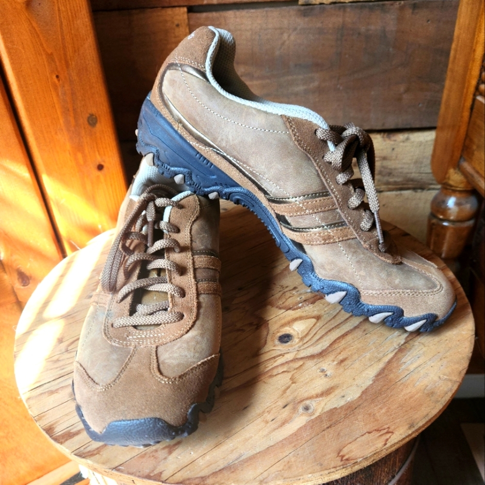SKECHERS WOMENS WALKING SHOES-SIZE 8.5